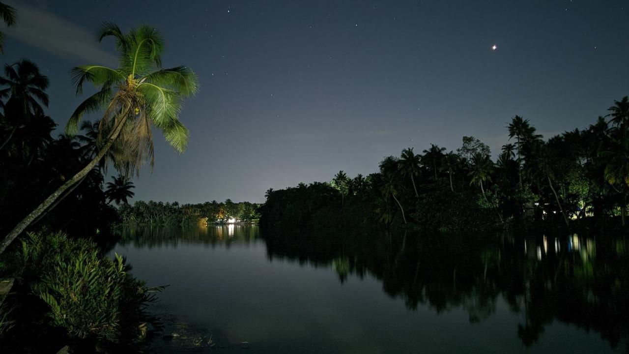 Islandstay-A Riverside Property Колам Екстериор снимка