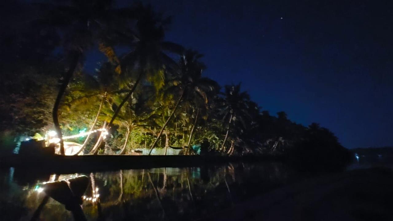 Islandstay-A Riverside Property Колам Екстериор снимка